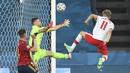 Polandia memperoleh peluang menyamakan kedudukan pada menit ke-42. Sepakan striker Karol Swiderski (kanan) masih membentur tiang gawang dan gagal dimanfaatkan kembali oleh Robert Lewandowski. Skor 1-0 untuk Spanyol bertahan hingga babak pertama usai. (Foto: AP/Pool/David Ramos)