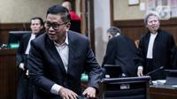Terdakwa kasus dugaan suap pergantian antar-waktu (PAW) anggota DPR RI Harun Masiku dan perkara perintangan penyidikan, Hasto Kristiyanto usai mengikuti sidang pembacaan tuntutan di Pengadilan Tindak Pidana Korupsi (Tipikor) Jakarta, Kamis (3/7/2025). (Liputan6.com/Herman Zakharia)