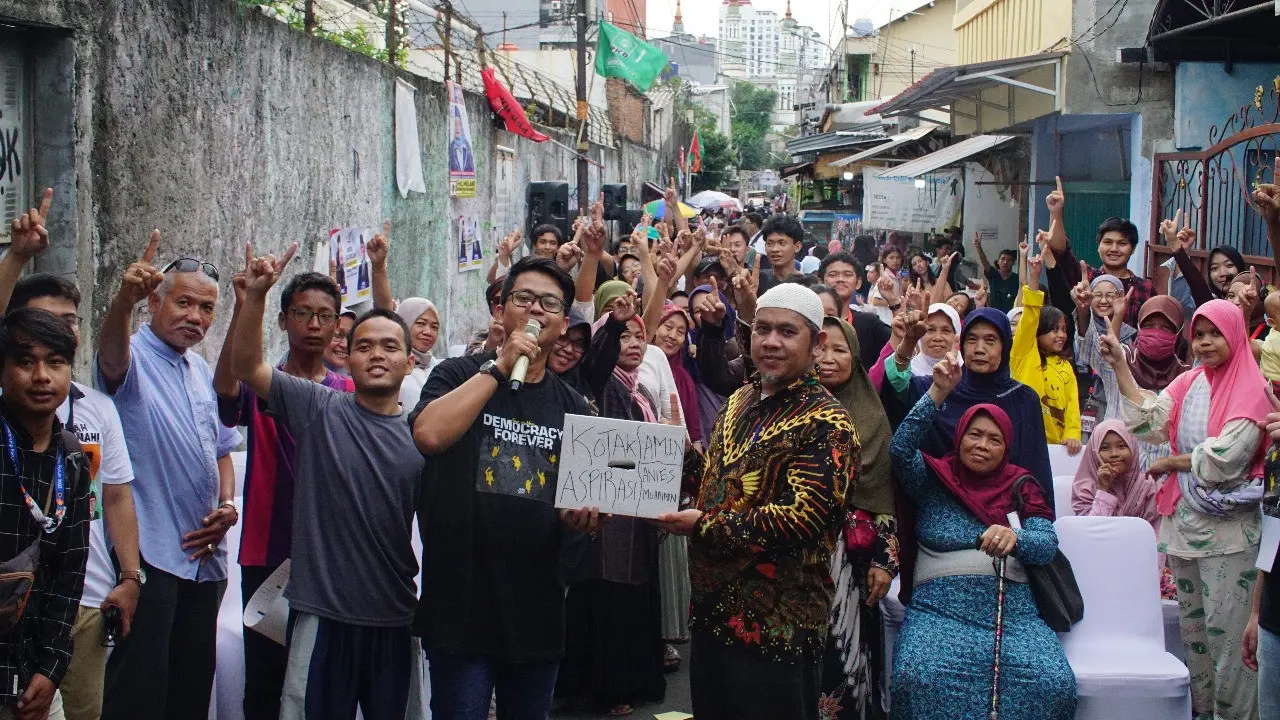 Ratusan pemuda pegiat anti-korupsi bersama warga Bukit Duri mendeklarasikan AMIN Muda Jakarta dalam agenda Deklarasi dan Orasi Bersama Rakyat (Dobrak) Lawan Korupsi.
