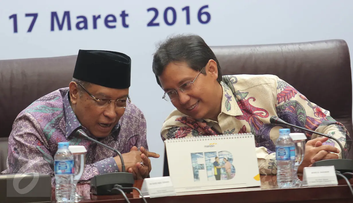 Ketua PBNU KH Said Aqil Siradj (kiri) dan Dirut Bank Mandiri Budi G Sadikin saat MoU kerjasama layanan keuangan, Jakarta, Kamis (17/3/2016). Warga NU akan mendapat kartu anggota NU (KartaNU) dari Bank Mandiri. (Liputan6.com/Angga Yuniar)