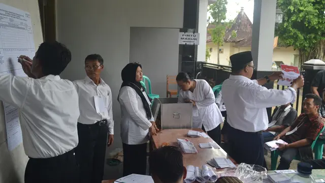 Ilustrasi – Petugas TPS menghitung perolehan suara dalam Pilkada Cilacap 2017 lalu. (Foto: Liputan6.com/Muhamad Ridlo)