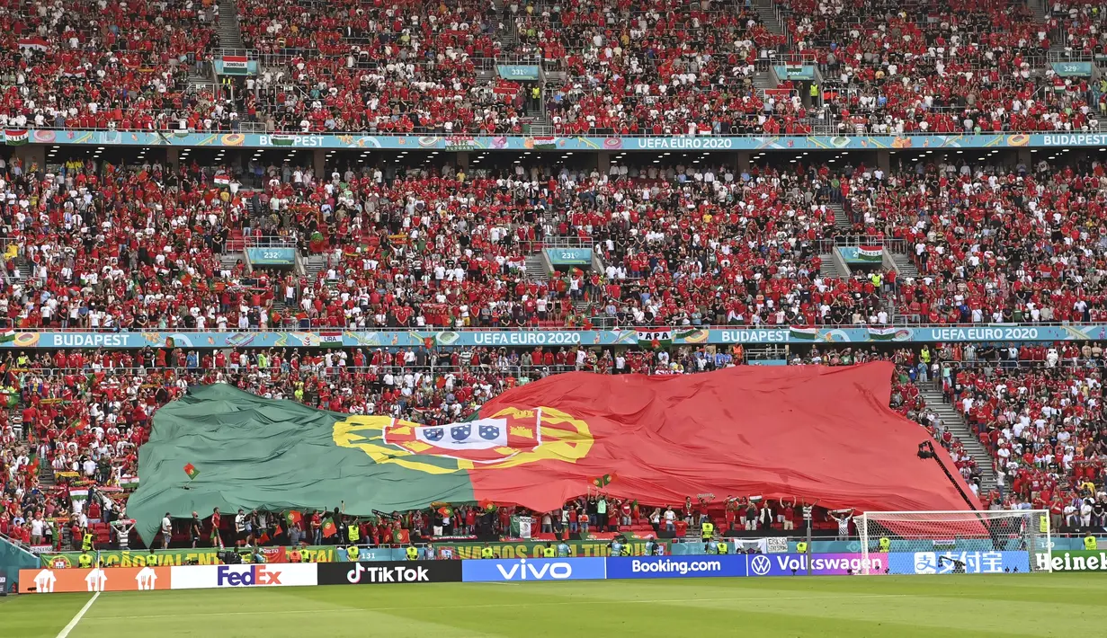 Suporter timnas Portugal jelang laga grup F Euro 2020 antara Hungaria dan Portugal di Puskas Arena di Budapest, pada Selasa (15/6/2021). Pertandingan yang dimenangkan oleh Portugal 3-0 itu dihadiri lebih dari 60.000 penonton atau kapasitas maksimal Stadion (Tibor Illyes/Pool via AP)