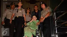 Ketua Yayasan Kesehatan Sumber Waras Kartini Muljadi (berkursi roda) usai diperiksa KPK, Jakarta, Selasa (19/4). KPK memanggil Kartini Muljadi terkait penyelidikan dugaan korupsi pembelian lahan RS Sumber Waras Jakarta. (Liputan6.com/Helmi Afandi)