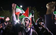 FOTO: Aksi Ribuan Warga di Teheran Turun ke Jalan Dukung Iran Serang Israel