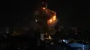 Ledakan yang disebabkan serangan udara Israel di atas kantor stasiun televisi Al Aqsa milik Hamas di Jalur Gaza, Senin (12/11). Militer Israel melakukan serangan udara untuk membalas serangan roket yang diluncurkan dari daerah Palestina. (AP/Adel Hana)