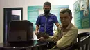 Petugas membersihkan diorama di Museum Sumpah Pemuda, Jakarta, Rabu (27/10/2021). Museum Sumpah Pemuda memiliki koleksi foto dan benda-benda bersejarah dalam pergerakan nasional kepemudaan dan menjadi tonggak sejarah perjuangan kemerdekaan RI. (Liputan6.com/Faizal Fanani)