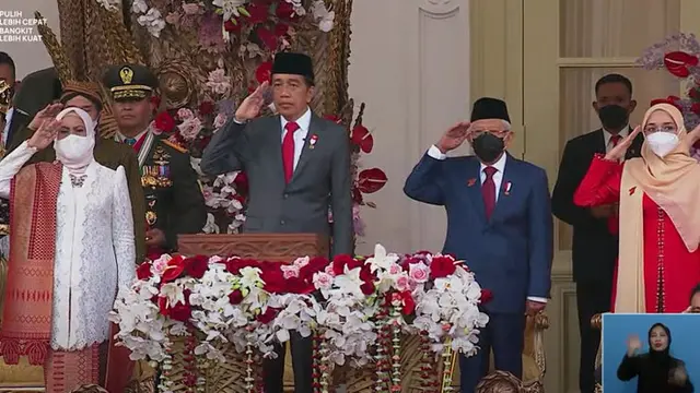 Outfit Iriana Jokowi dan Wury Ma'ruf Amin Tampil Saling Melengkapi di Upacara Penurunan Bendera
