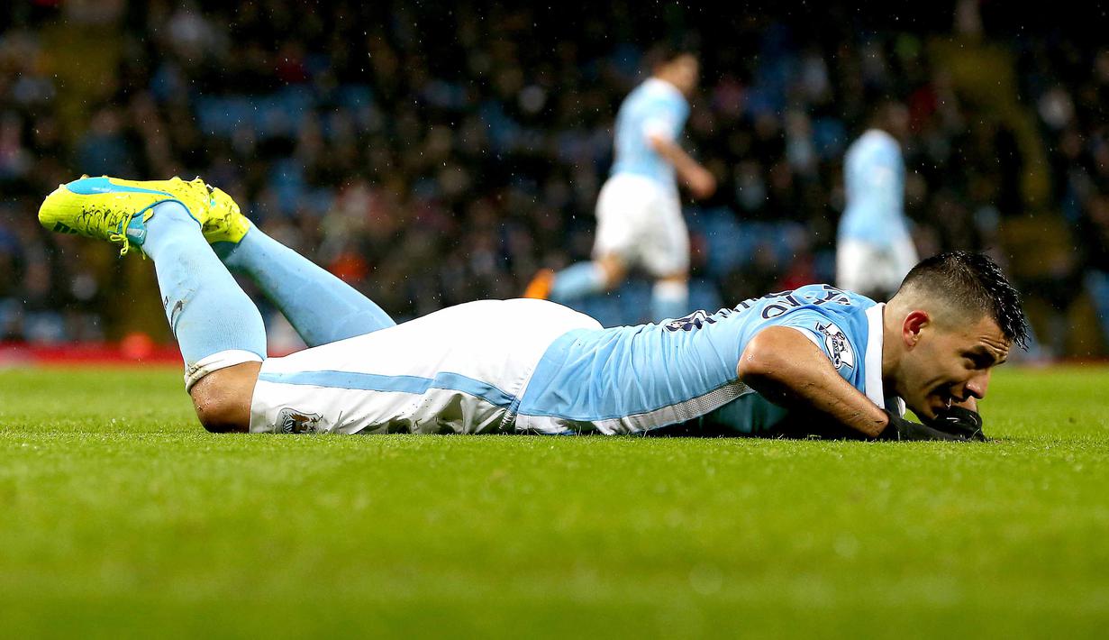 Pemain Manchester City, Sergio Aguero terjatuh ada lanjutan Liga Premier Inggris di Stadion Etihad, Manchester, Kamis (14/1/2016) dini hari WIB. (EPA Photo/Nigel Roddis)