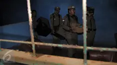Petugas Satpol PP mengevakuasi barang saat eksekusi salah satu bangunan di kawasan hiburan malam Alang-alang di Kelurahan Buaran, Tangsel, Kamis (12/5). Bangunan mulai dari berbahan papan hingga permanen, dibongkar petugas. (Liputan.com/Helmi Afandi)