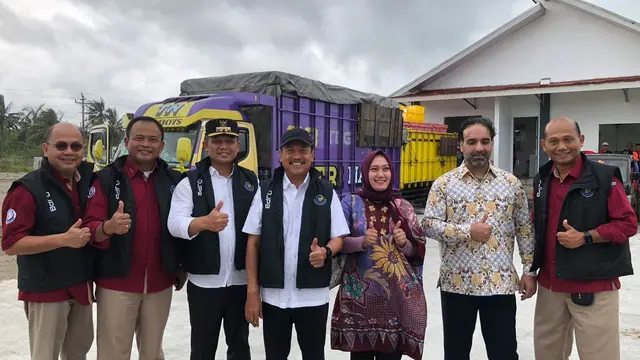 Menteri Kelautan dan Perikanan (KP) Sakti Wahyu Trenggono di kawasan Budidaya Udang Berbasis Kawasan (BUBK) di Kebumen, Jawa Tengah, Selasa (6/6/2023). Menteri KKP melakukan panen raya udang vaname. (Tira/Liputan6.com)