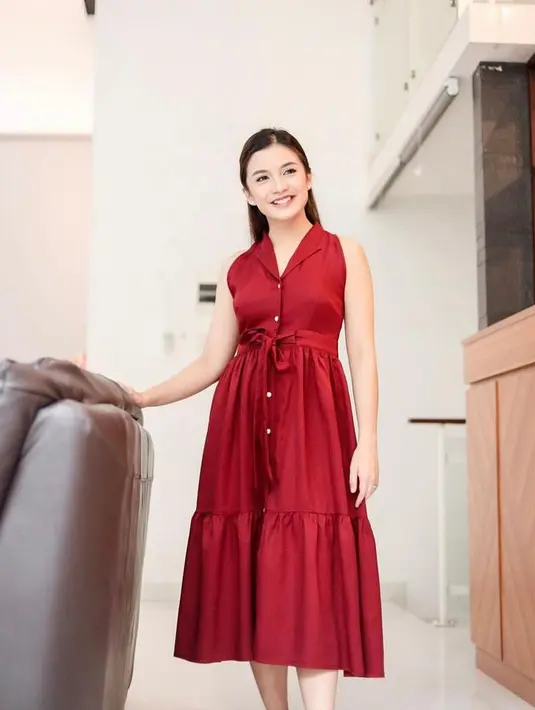 Shirt dress berdetail front button bisa jadi opsi home dress lainnya yang santai namun chic. @chelseaoliviaa.