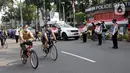 Pengguna sepeda melintas saat sosialisasi penerapan protokol kesehatan PSBB di Bundaran HI, Jakarta, Minggu (13/9/2020). Kepastian pemberlakuan kembali PSBB di Jakarta masih dibahas antara Pemprov DKI dan pemerintah pusat dan akan diumumkan nanti sore. (merdeka.com/Arie Basuki)