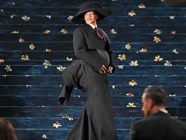 Penyanyi dan aktris asal Barbados, Rihanna saat hadir dalam gelaran Met Gala 2025 yang dihelat di Metropolitan Museum of Art pada 5 Mei 2025, di New York, Amerika Serikat. (Andrea RENAULT/AFP)