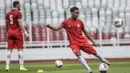 Pemain Persija Jakarta, Novri Setiawan, melepas tendangan saat latihan di SUGBK, Jakarta, Jumat (7/2). Latihan ini persiapan jelang Liga 1 Indonesia 2020. (Bola.com/Vitalis Yogi Trisna)