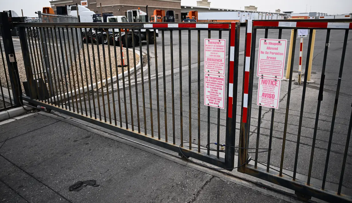 Sebuah gerbang terkunci saat truk dan trailer berada di tempat parkir fasilitas Yellow Corp. yang ditutup setelah perusahaan angkutan barang ini menghentikan semua operasinya, di Las Vegas, Nevada, pada31 Juli 2023. (Patrick T. Fallon / AFP)
