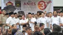  Hidayat Nur Wahid memberikan ucapan selamat kepada Anies-Sandi yang menang versi hitung cepat di kantor DPP Gerindra, Jakarta, Rabu (19/4). (Liputan6.com/Yoppy Renato)