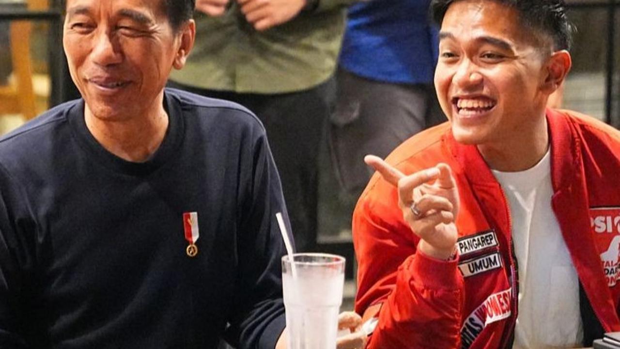 Jokowi juga sempat menyapa dan berfoto bersama warga yang berada di Jalan Braga.