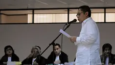 Terdakwa kasus dugaan korupsi proyek Hambalang, Anas Urbaningrum, membacakan nota pembelaan dalam sidang di Pengadilan Tipikor Jakarta, (18/9/2014). (Liputan6.com/Helmi Fithriansyah)