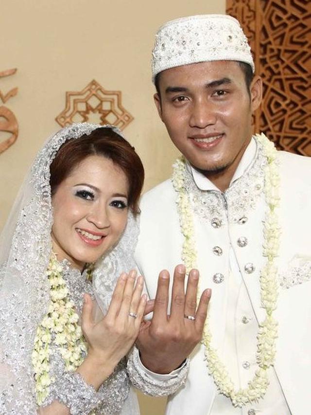 Sempat Nikah Siri, Ini 6 Potret Lawas Pernikahan Okie Agustina dan Gunawan Dwi Cahyo