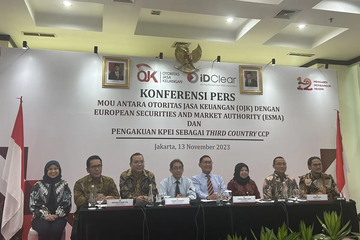 Konferensi pers MoU antara OJK dan European Securities and Market Authority (ESMA) dan KPEI sebagai third country CCP, Senin (13/11/2023). (Foto: Liputan6.com/Elga N)