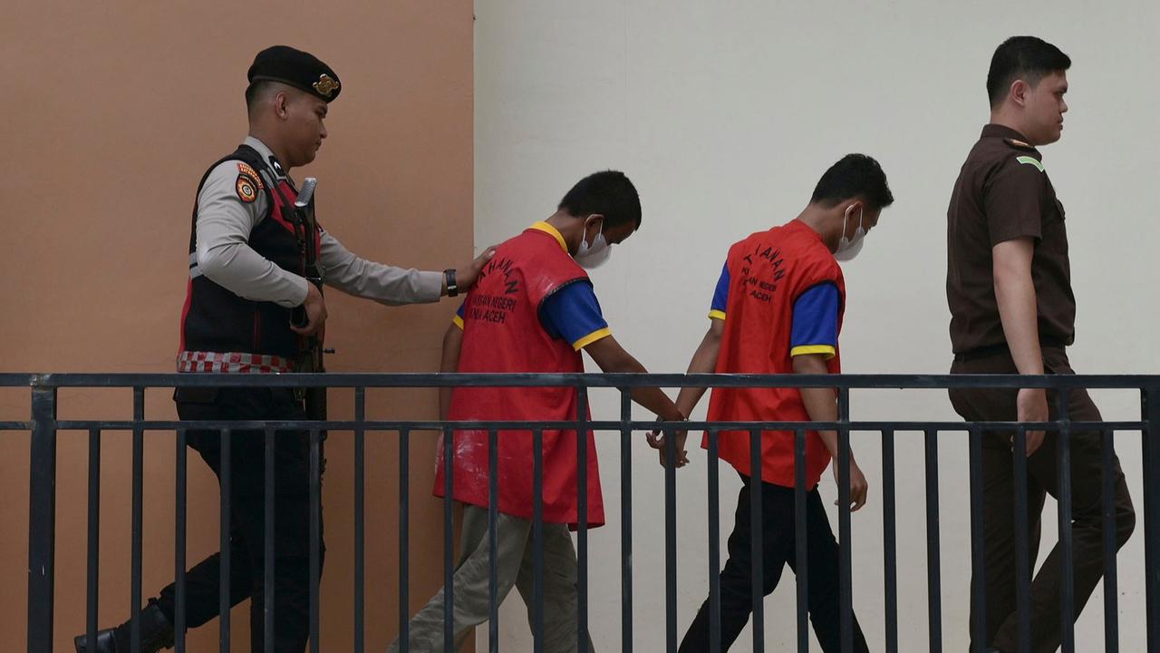 FOTO: Terbukti Lakukan Hubungan Sesama Jenis, Dua Pria di Banda Aceh Divonis 80 Kali Cambuk
