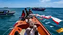 Nelayan yang tergabung dalam wilayah Panglima Laot Lok Kuala Cangkoi bersama warga mengikuti pawai kapal hias pada tradisi kenduri laut di Ulee Lheu, Banda Aceh, Aceh, Rabu (22/7/2026). (AFP/ Chaideer Mahyuddin)