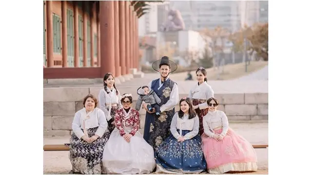 Tasya Kamila bersama dengan keluarga besarnya kompak mengenakan pakaian tradisional Korea Selatan.