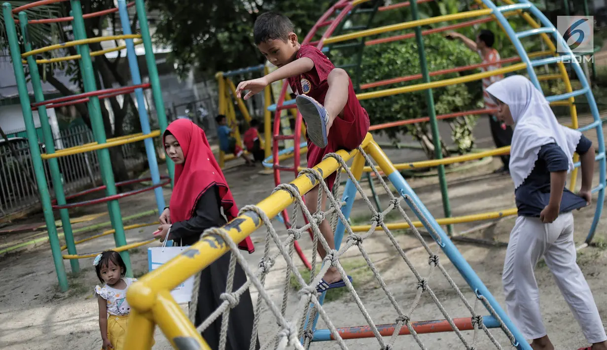 Anak-anak bermain di RPTRA Taman Kenanga, Jakarta, Selasa (28/9). Di mana taman tersebut akan dibangun di Jakarta Utara, Barat dan Pusat. Di mana empat RPTRA di Jakpus, lima di Jakut, dan dua di Jakarta Barat. (Liputan6.com/Faizal Fanani)