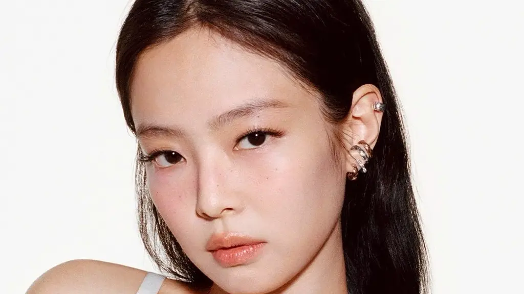 Menguasai seni padu padan kalung bisa jadi tantangan. Ikuti panduan ahli fashion untuk menciptakan tampilan berlapis yang elegan, personal, dan tidak berlebihan dengan tips variasi panjang hingga pemilihan material. (Dok. Chanel)