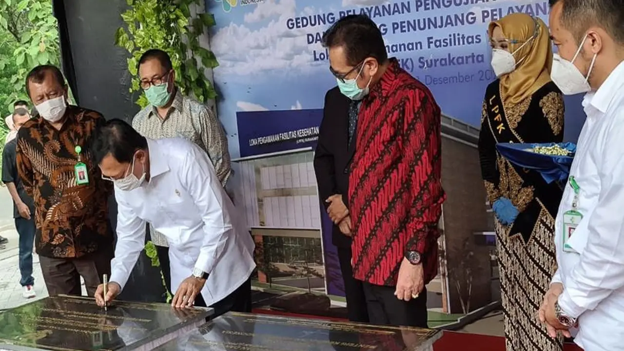 Menteri Kesehatan, Terawan Agus Putranto saat meresmikan Gedung Pelayanan Pengujian dan Kalibrasi serta Gedung Penunjang Pelayanan Loka Pengamanan Fasilitas Kesehatan (LPFK), Jumat (11/12)