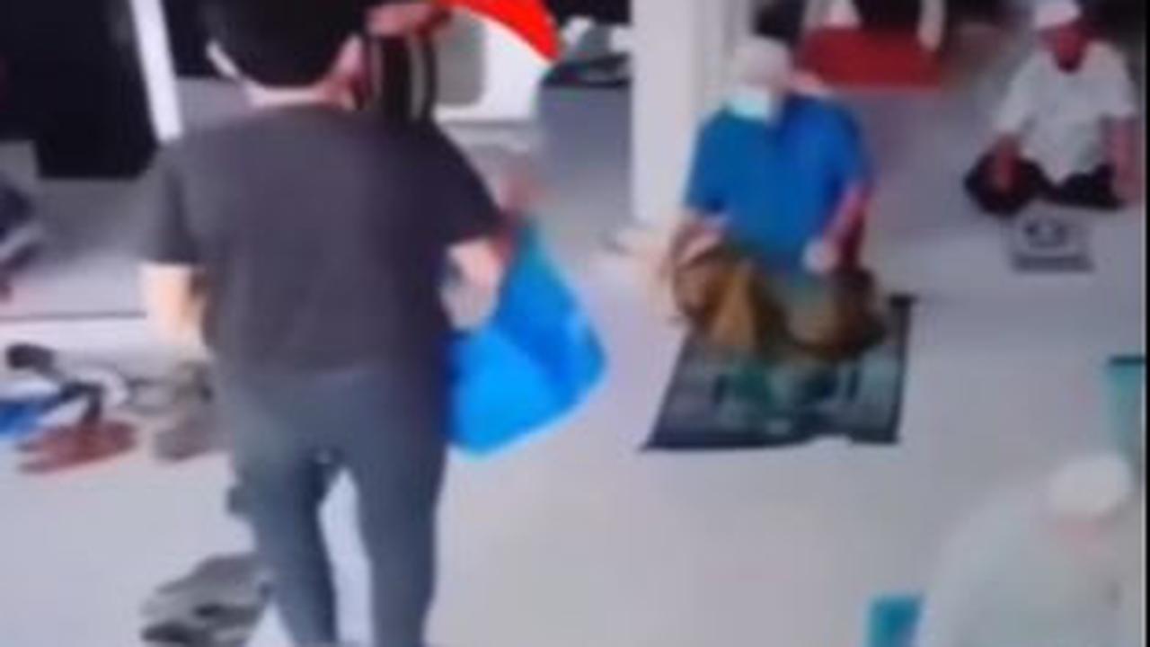 Padahal saat itu ia hendak melakukan gerakan sujud dalam sholat. Melihat ada yang membawa kotak nasi, ia langsung membelokkan arah badannya ke arah plastik makanan tersebut.<br>