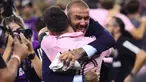 Pemilik bersama klub Inter Miami, David beckham (kanan), memeluk Lionel Messi, setelah Inter Miami berhasil keluar sebagai juara di final Leagues Cup 2023 yang berlangsung di Geodis Park, Minggu (20/8/2023). Ini merupakan trofi pertama bagi Inter Miami sejak dibentuk pada lima tahun lalu. (AFP/Getty Images/Tim Nwachukwu)