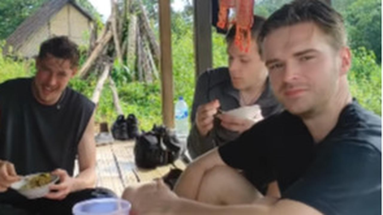 Gaya Para Bule Makan Makanan Sunda di Baduy, Netizen Justru Salfok ke Wajahnya