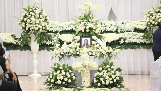 7 Momen Haru Jelang Kremasi Jenazah Laura Anna, Penuh Isak Tangis