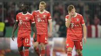 Pemain Bayern Munchen, Joshua Kimmich dan rekan-rekannya tampak lesu setelah ditaklukkan SC Freiburg dalam laga babak perempat final DFB Pokal di Allianz Arena, Rabu (05/04/2023). Bayern harus menelan pil pahit seteah dipermalukan tamunya SC Freiburg pada laga DFB Pokal. (AP Photo/Matthias Schrader)