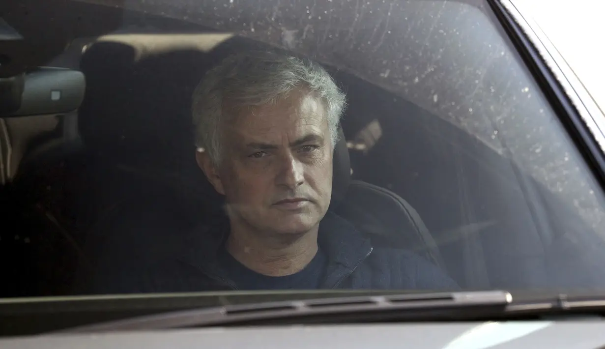 Jose Mourinho meninggalkan tempat latihan Tottenham Hotspur, London, Senin 19 April 2021. Jose Mourinho padahal akan melakoni final Piala Liga Inggris kontra Manchester City pekan depan. (Jonathan Brady/PA via AP)