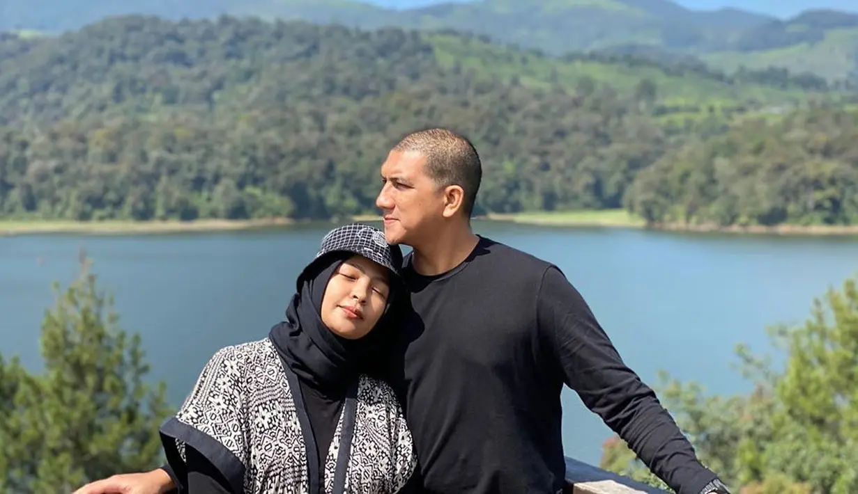 "Sebelumnya udah nyetok waktu awal melahirkan karena persiapan kerja rencananya di usia Arka 4bln tapi meleset ternyata ada pandemi akhirnya 5bln baru keluar rumah itupun hanya beberapa hari," paparnya. (Instagram/tantrisyalindri)