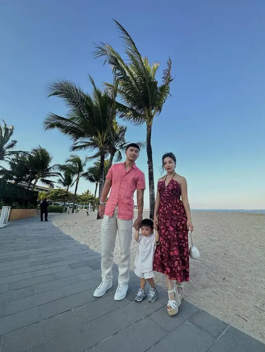 Kondangan ke Bali, Nikita dan Indra tampil kompak dengan outfit bernuansa merah [Foto: Instagram/nikitawillyofficial94]
