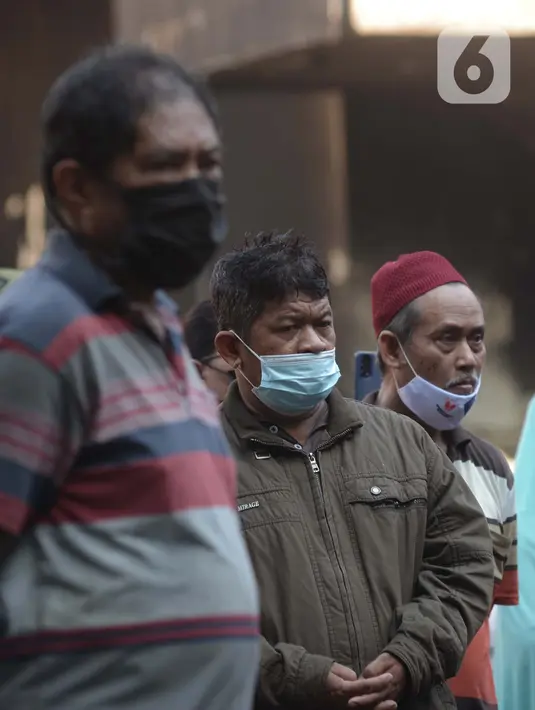 Ekspresi para pedagang pasar inpres Pasar Minggu pasca kebakaran blok C di Jakarta, Selasa (13/4/2021). Pihak management pasar saat ini masih berkoordinasi untuk melakukan relokasi pedagang pasar yang terdampak musibah tersebut. (merdeka.com/Imam Buhori)