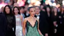 Tak kalah mencuri perhatian, Ruth Negga memilih nuansa yellow diamond yang elegan. Aktris asal Irlandia tersebut mengenakan kalung kombinasi emas putih dan kuning dengan Ashoka-cut yellow diamond serta pear-shaped white diamond. Sebuah cincin berlian kuning 10 karat menjadi statement mewah yang menyempurnakan gayanya di red carpet.