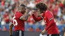 Pemain Manchester United, Marouane Fellaini merayakan golnya bersama Antonio Valencia  saat melawan LA Galaxy pada laga persahabatan di StubHub Center, California, Sabtu (15/7/2017). MU menang 5-2. (AP/Jae C. Hong)