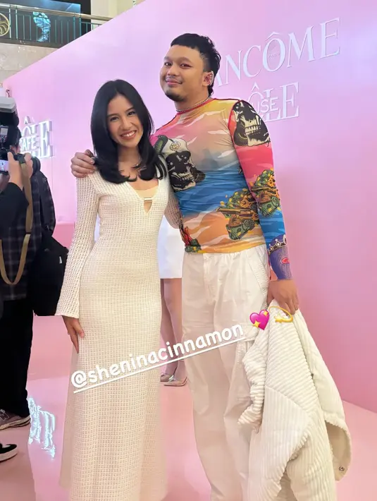 Shenina Cinnamon juga hadir, ia memilih mengenakan long dress bodycon knit putih senada dengan sandal heelsnya. [@vagueskin]