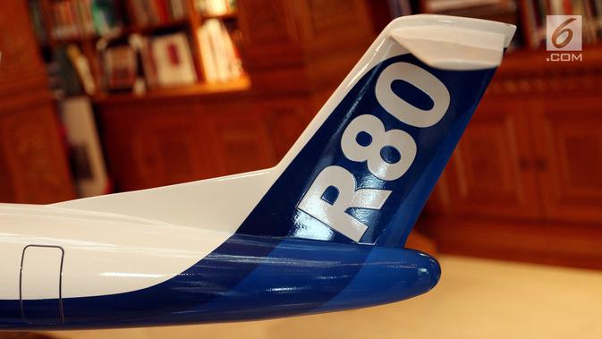 Bentuk bagian belakang replika Pesawat R80 yang dipamerkan saat penandatanganan Partneship Agreement dengan investor R80, Jakarta, Kamis (22/2). (Liputan6.com/JohanTallo)