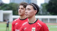 Pemain Timnas Indonesia U-22, Mauro Zijlstra (kiri) dan Dion Markx, melakukan latihan perdana menjelang SEA Games 2025 di Stadion Madya, Kompleks Stadion Utama Gelora Bung Karno (SUGBK), Senayan, Jakarta, Selasa (11/11/2025). (Bola.com/Bagaskara Lazuardi)