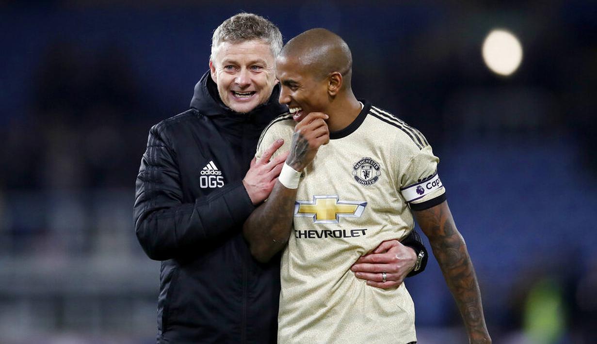 Pelatih Manchester United, Ole Gunnar Solskjaer dan Ashley Young tampak bahagia usai menaklukkan Burnley pada laga Premier League di Stadion Turf Moor, Sabtu (28/12). Burnley takluk 0-2 dari Manchester United. (AP/Martin Rickett)