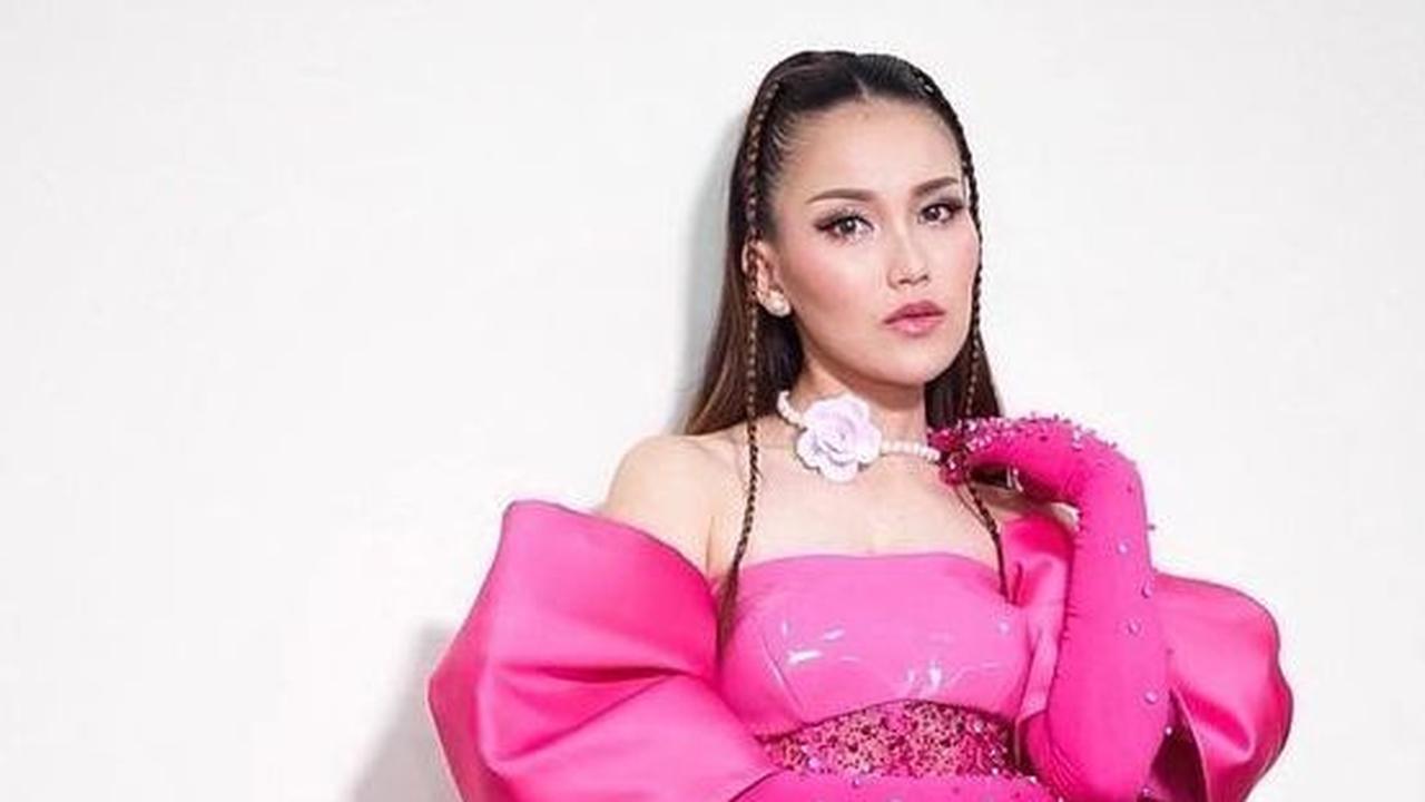 Sebelumnya, Ayu sempat mengenakan kostum serba pink. Potongan off shoulder dan rok mini membuat potongan tubuhnya terlihat jenjang dan ramping.