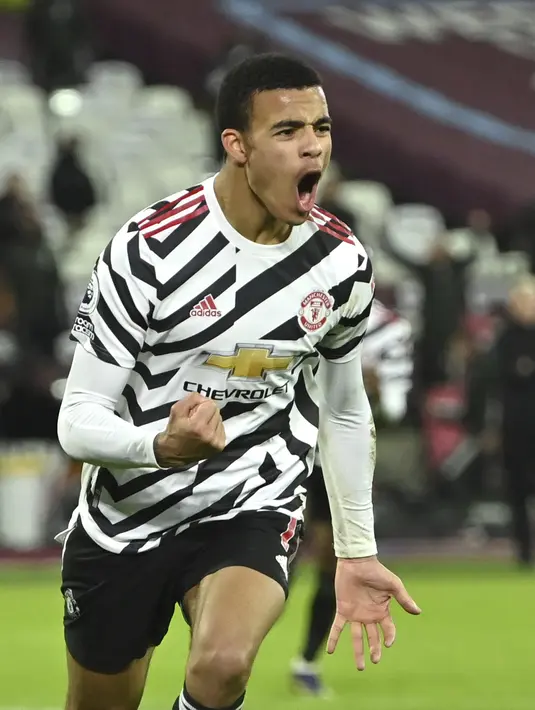Gelandang Manchester United, Mason Greenwood berselebrasi usai mencetak gol ke gawang Manchester United pada pertandingan lanjutan Liga Inggris di stadion London di London, Inggris, Minggu (6/12/2020). MU menang 3-1 atas West Ham. (Justin Setterfield/Pool Via AP)