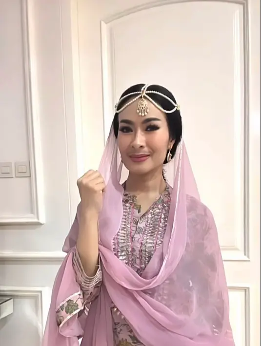 Para tamu yang hadir juga tampak memakai kostum masing-masing. Penyanyi dangdut Iis Dahlia tampak hadir bersama suami dan anaknya. Iis terlihat penuh pesona dalam balutan baju ala gadis India. [Instagram/isdadahlia]