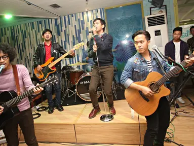 Grup band d'Masiv tampil dalam acara launching lagu berjudul 'Di Bawah Langit yang Sama' di Jakarta, Jumat (5/2). Lagu tersebut menjadi OST film 'BoBoiBoy The Movie' serta akan dimuat dalam album kelima mereka. (Liputan6.com/Immanuel Antonius)