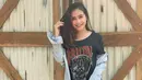 Gaya kasual Prilly berikutnya ialah memadukan oversized t-shirt dengan jaket jeans. Simple tapi trendy! (Instagram/prillylatuconsina96).